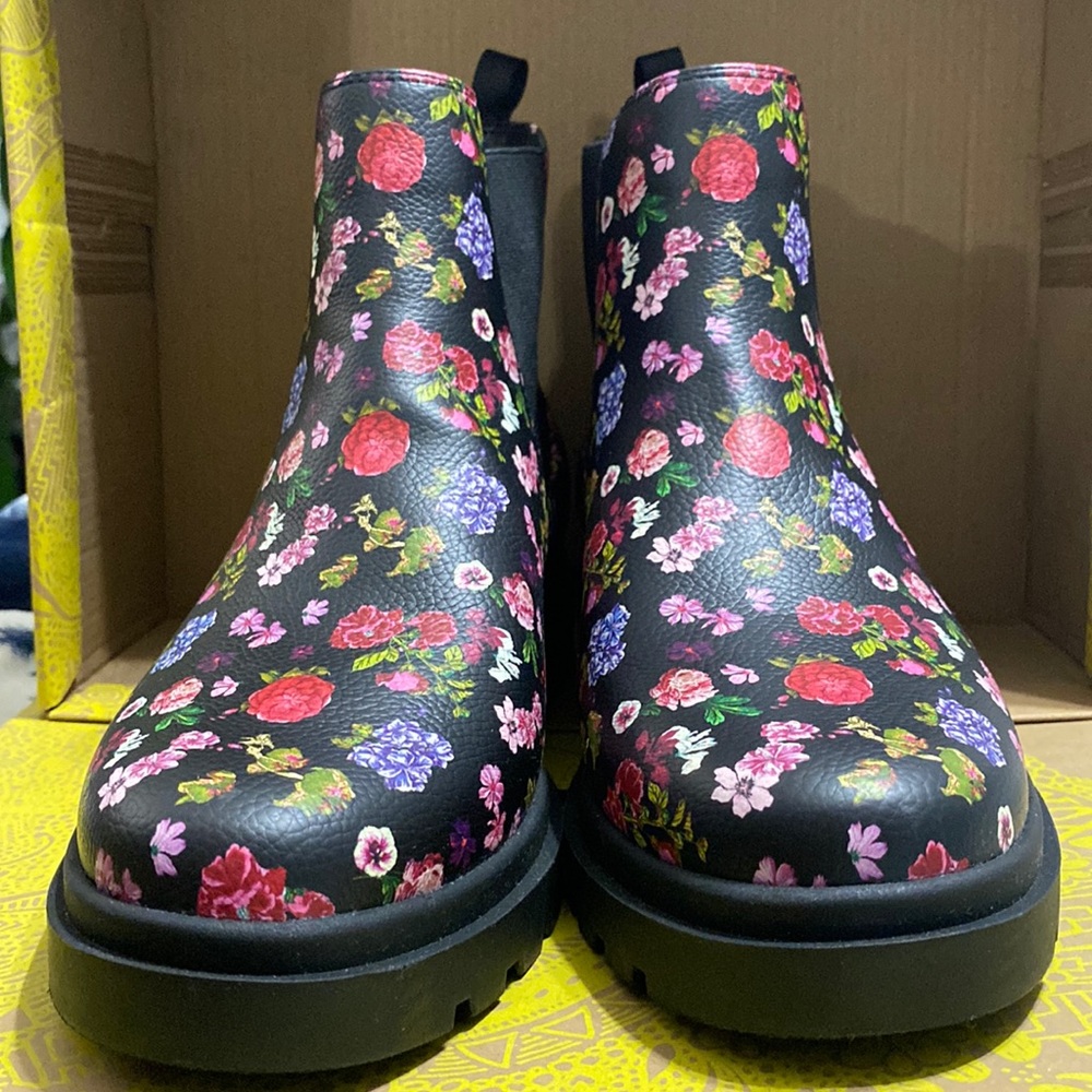 WOMENS BOOTS 7 1/2 Size